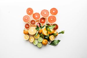 Assortiment d agrumes et fruits colores riches en vitamine C, poses sur une surface claire
