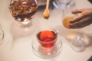 Tasse de tisane chaude et miel, ambiance cocooning d'hiver