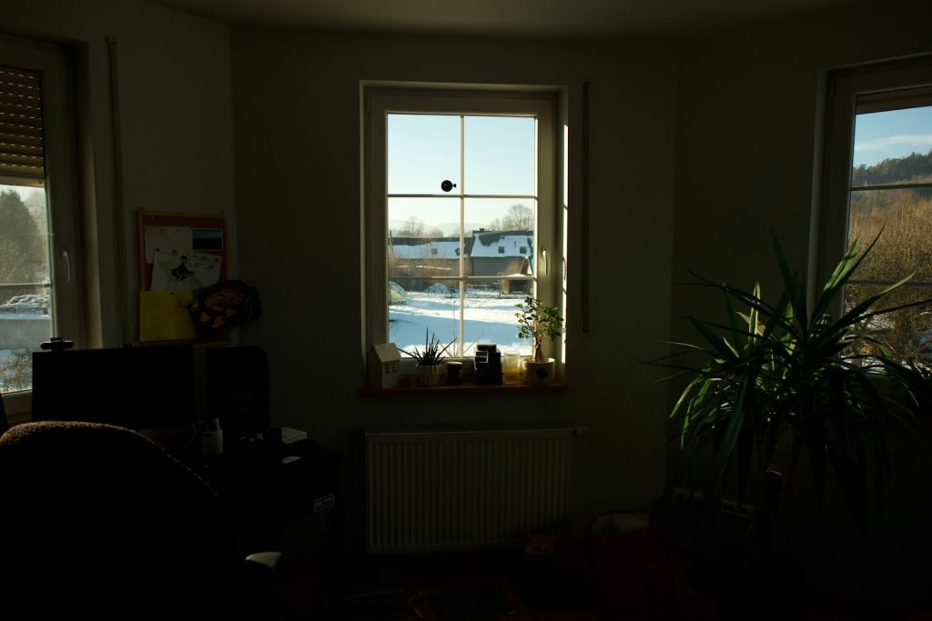 Rayons de soleil hivernal traversant une fenêtre, illustrant le faible ensoleillement en hiver qui limite la production naturelle de vitamine D