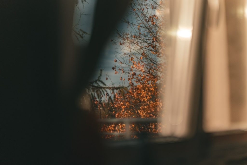 Lumière dorée d'automne entrant par une fenêtre le matin